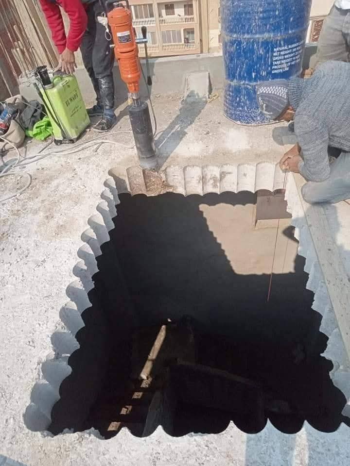 متخصصون يشغلون معدات قص السلك الماسي